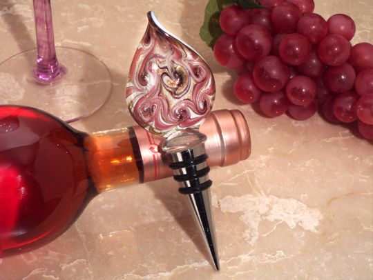 Murano teardrop design mauve and gold bottle stopper. Murano teardrop design mauve and gold bottle stopper.